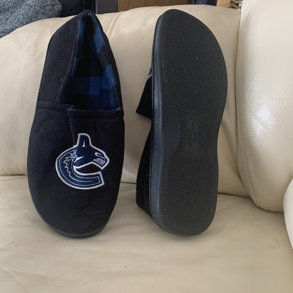 Brand new never worn Vancouver Canucks slippers. NHL branded. Size 13-14. - Picture 4 of 4